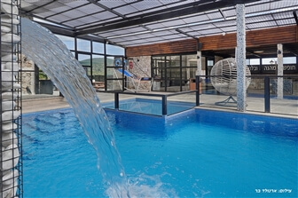 8 וילות עם בריכה שאתם חייבים להתארח בהן!