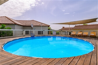 אתי על הגבעה