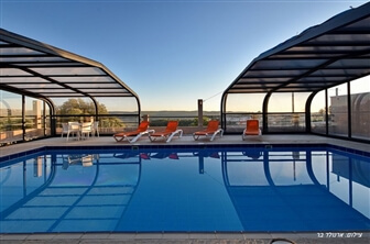 אצלנו בחצר - צוריאל