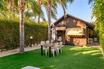 בקתות עץ בכפר