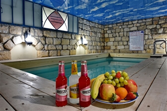 אחוזה מעבר לפינה