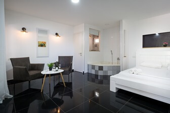 חדרי אירוח הינומה