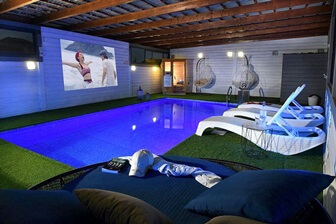 מול המצודה מול המצודה