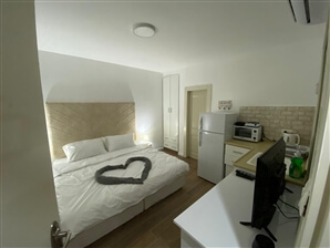 צפים על הים