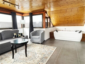 מול הים הכחול מול הים הכחול